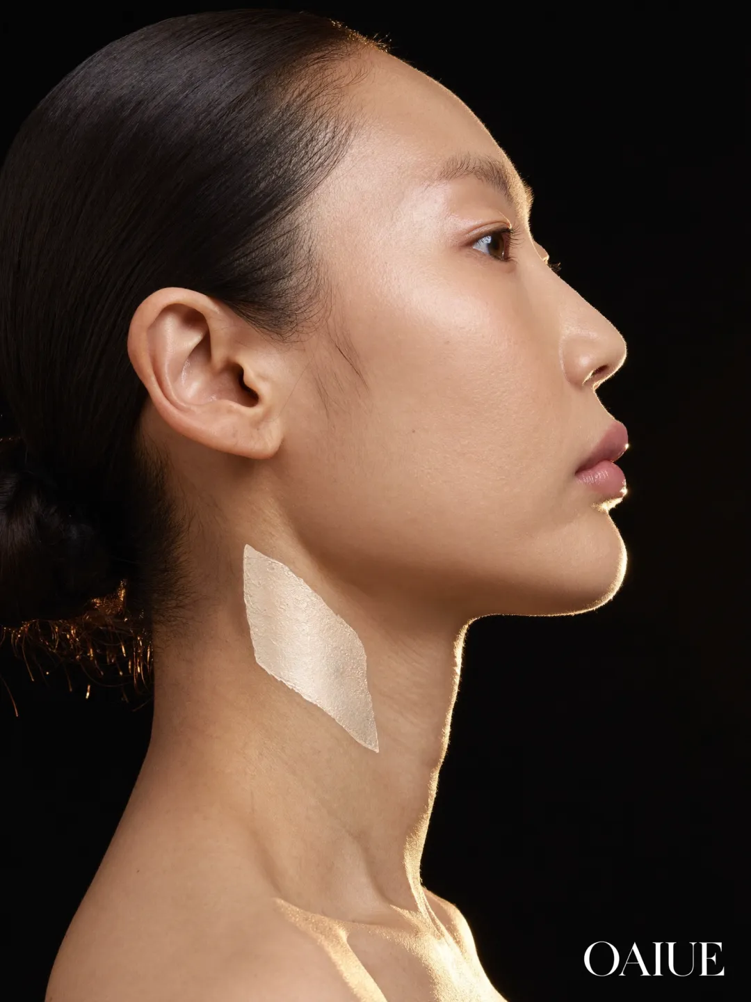 다크 배경 속 또렷한 턱선과 목선이 드러난 여성의 측면 뷰티컷 — 리프팅으로 재정렬되는 얼굴 지지 구조
