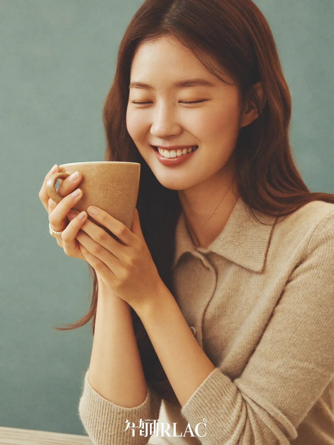 따뜻한 차를 든 채 편안하게 미소 짓는 여성 — 웰니스 한방 관리 이미지