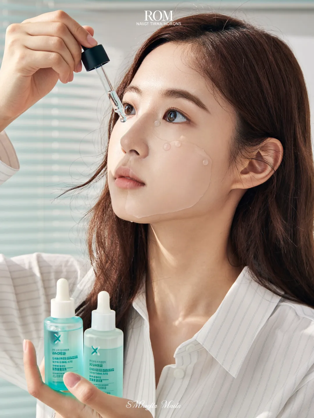아쿠아덤 진정 세럼을 손끝으로 얼굴에 바르는 데일리 스킨케어 루틴 컷